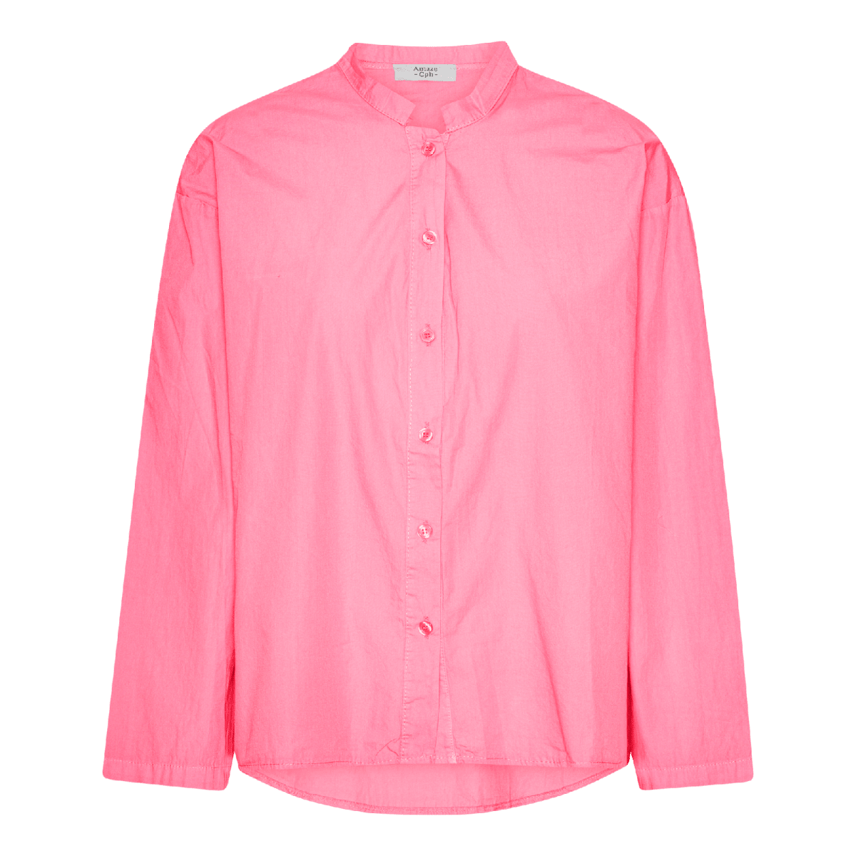 Hot pink bomuldsskjorte med mandarinkrave og løs, oversized pasform.