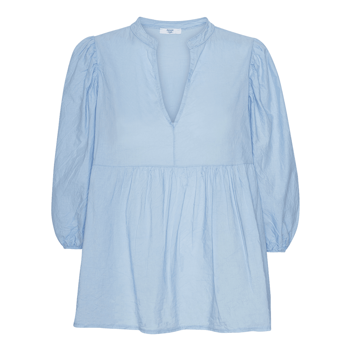 Lyseblå bomuldsbluse i løs babydoll-silhuet med V-udskæring og pufærmer.