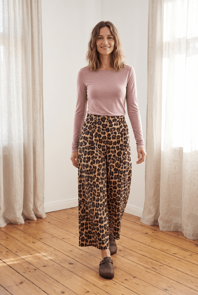 Culottebukser i sandbeige og brun bomuld med leopardprint, høj talje, læg og vide cropped ben.