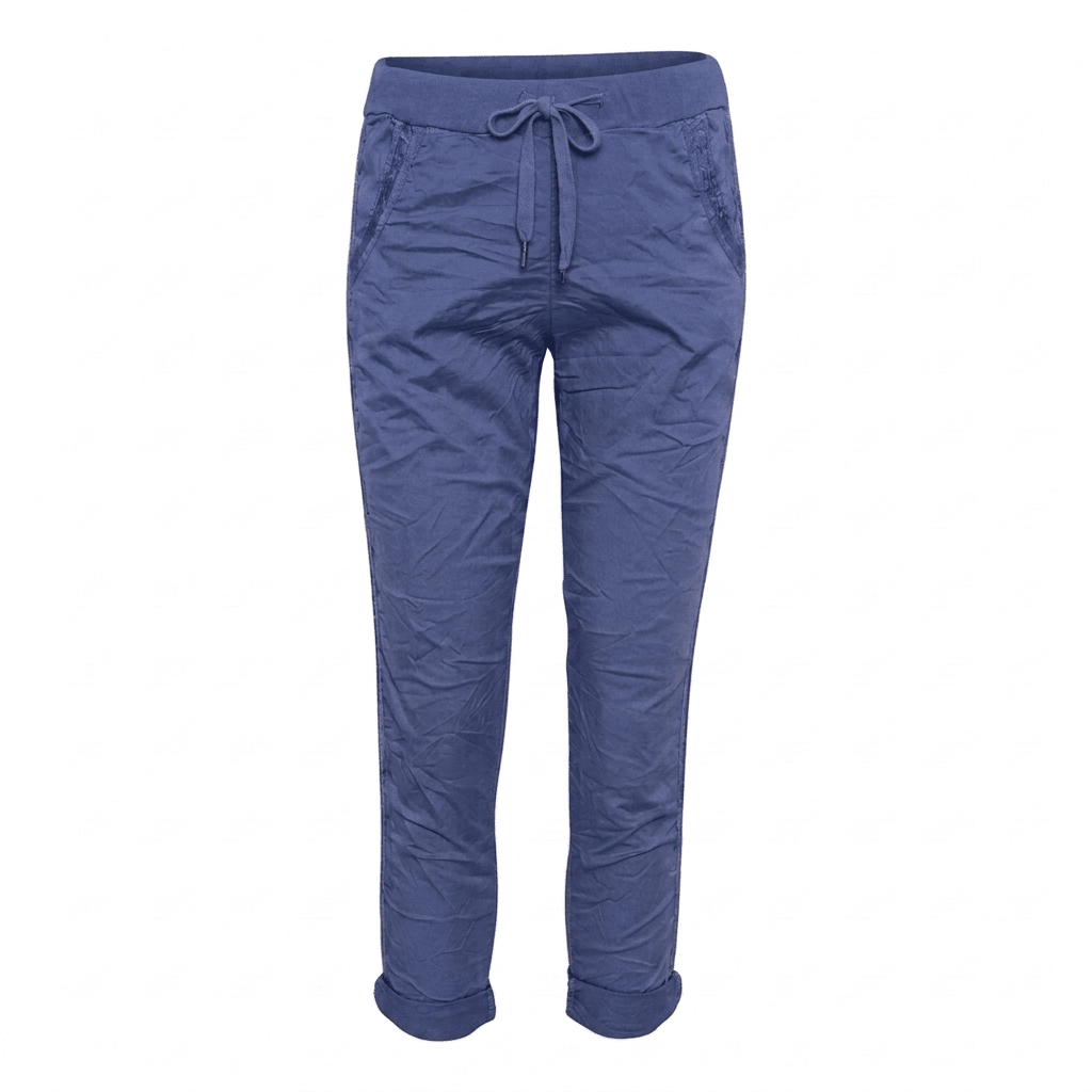 RELAX PANTS i kongeblå (Royal Blue) — bløde joggerbukser i crinklet bomuldsblend med elastik i taljen og snørelukning.