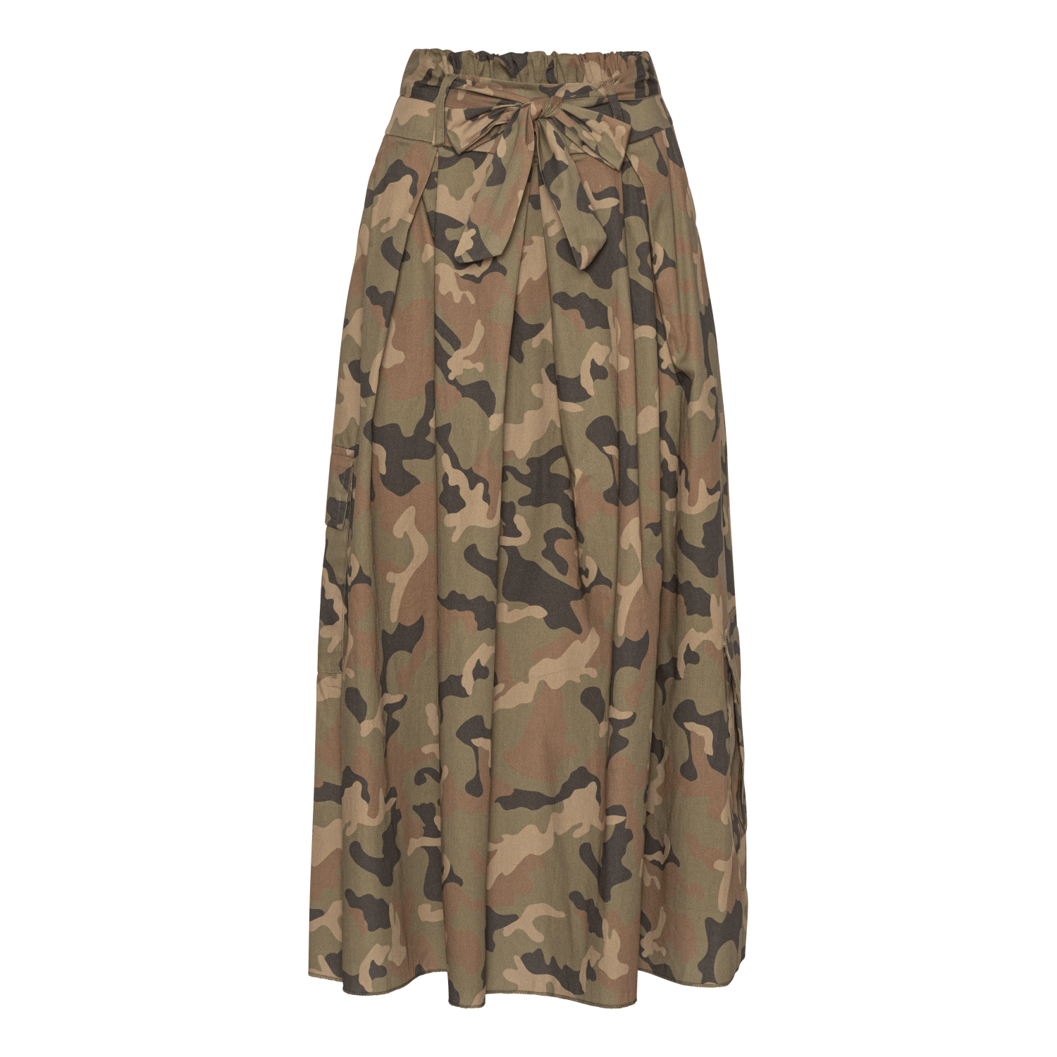 En fuldlængde, højtaljet nederdel i et klassisk camouflageprint med nuancer af grønt, brunt og sort. Nederdelen har en samlet talje med et bindebånd foran, som skaber bløde folder, der flyder ned langs beklædningsgenstanden.