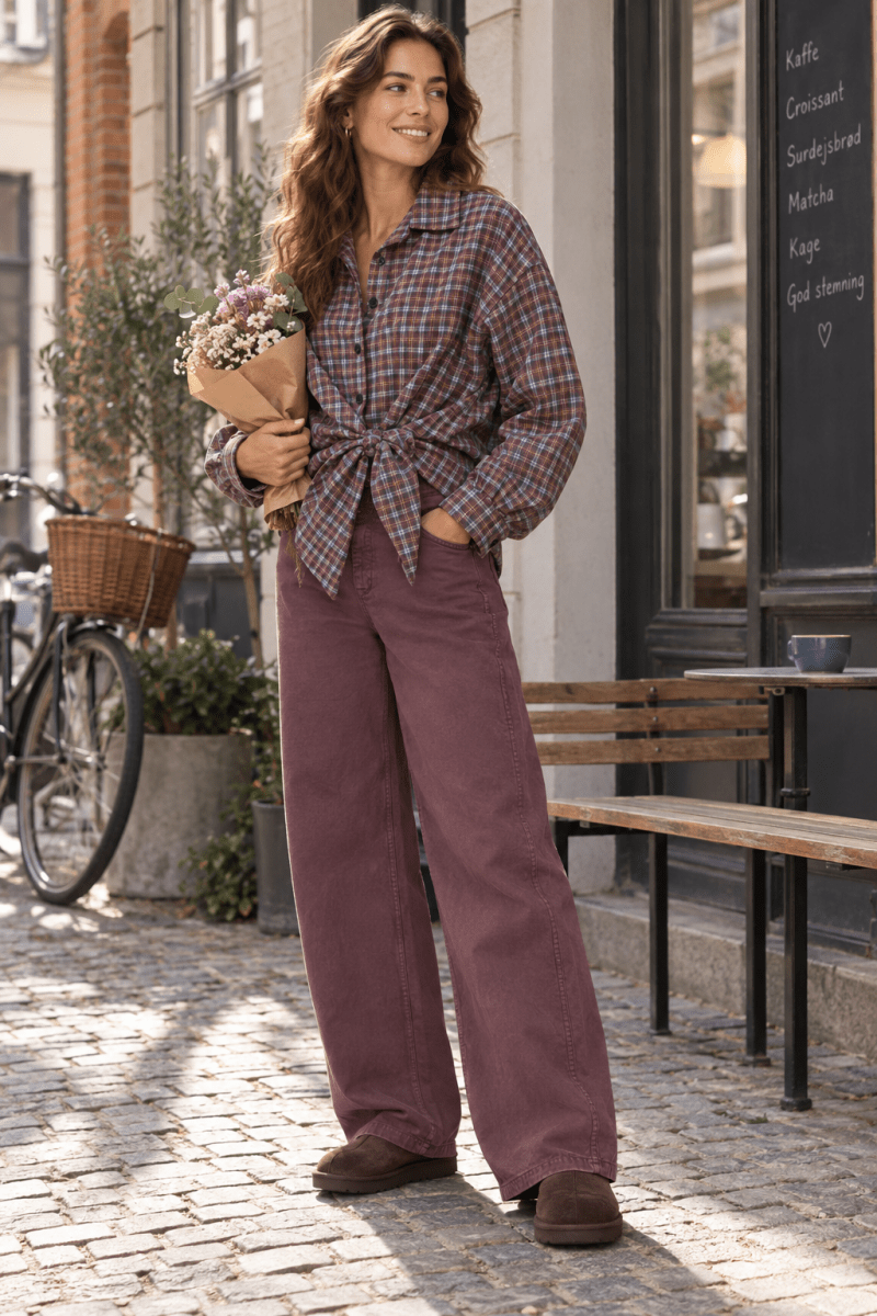 Wine-red cotton trousers in a barrel fit with side pockets and elastic at the waist.